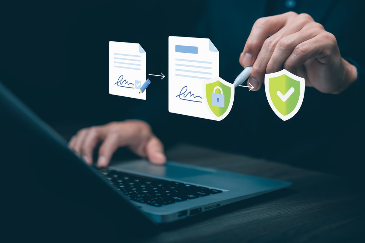 Empresario firmando electrónicamente un documento digital con proceso de verificación de firma, cifrado y aprobación segura de contratos en línea